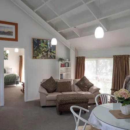 Tawa Retreat - Wellington Holiday Home